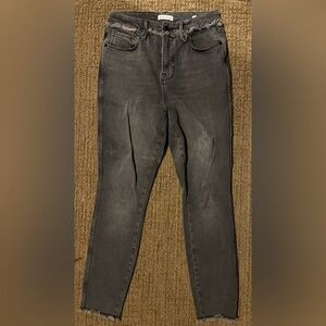 NWOT Good American Gray Skinny Leg Jean with fraying detail